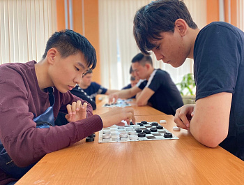 В рамках межведомственной профилактической операции «Чистое поколение-2024» в Питерском агропромышленном лицее прошел турнир по шашкам